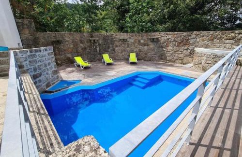 Bouro Villa | Charming Villa with Pool and Jacuzzi - Terras de Bouro