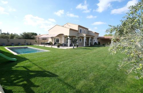Aureille Villa | charming villa with heated pool, 14 people, located in aureille, near les baux de provence, in the alpilles
