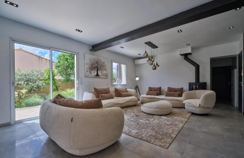 Aureille Villa | charming villa with heated pool, 14 people, located in aureille, near les baux de provence, in the alpilles