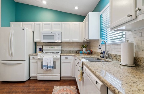 Lynnhaven Cottage | Charming Villages Home w/Lanai & Golf Cart!