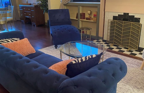 Warren Apartment | Charming Vintage 2-bedroom flat in wonderful downtown Warren with Wi-Fi, AC,