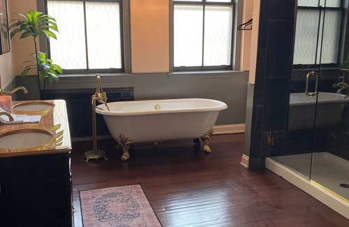 Warren Apartment | Charming Vintage 2-bedroom flat in wonderful downtown Warren with Wi-Fi, AC,