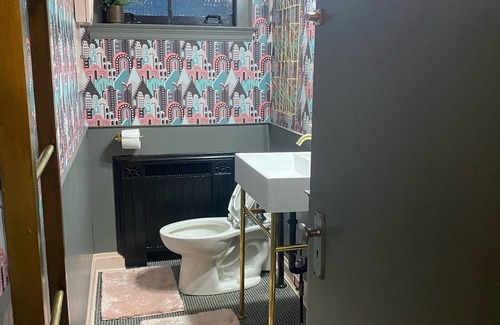 Warren Apartment | Charming Vintage 2-bedroom flat in wonderful downtown Warren with Wi-Fi, AC,