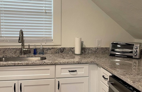 Lawsona - Fern Creek Apartment | Charming Walkable Attic Bungalow near Lake Eola with Full Kitchen