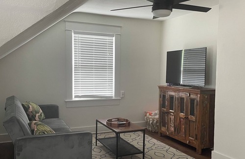 Lawsona - Fern Creek Apartment | Charming Walkable Attic Bungalow near Lake Eola with Full Kitchen