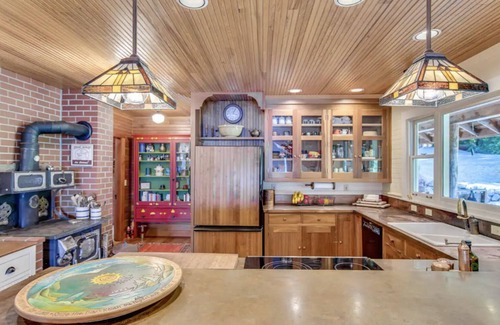 Rollingbay Cabin | Charming Waterfront 4 Bedroom Cabin