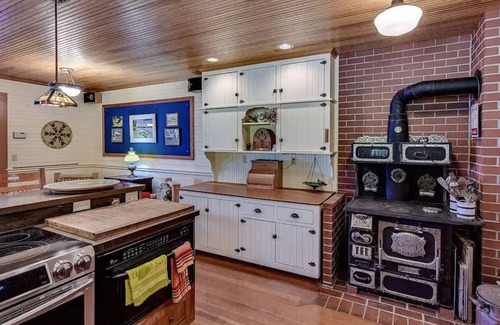 Rollingbay Cabin | Charming Waterfront 4 Bedroom Cabin