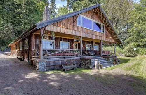Rollingbay Cabin | Charming Waterfront 4 Bedroom Cabin