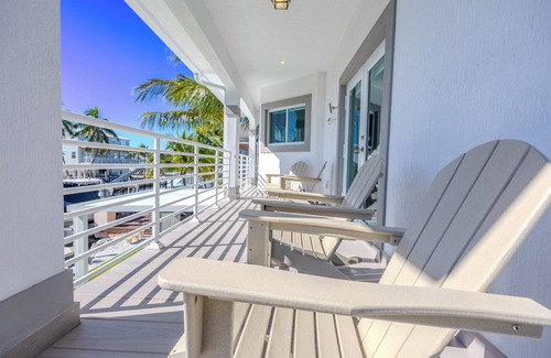 Sexton Cove Estates House | Charming water view 3-bedroom house with jacuzzi AC and WiFi in Key Largo