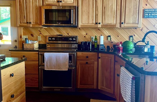 Canaan Cabin | Charming Waterfront 3-bedroom Cabin with WiFi, AC in Tranquil Maine