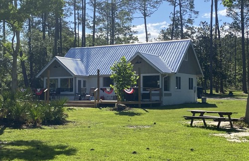 Elberta House | CHARMING WATERFRONT HOUSE, BOAT DOCK, 3 MILES TO OWA, 15 MILES TO ORANGE BEACH