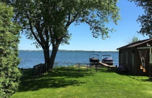 Innisfil House | Charming Waterfront Lakehouse Innisfil Cooks Bay 45 min from GTA !