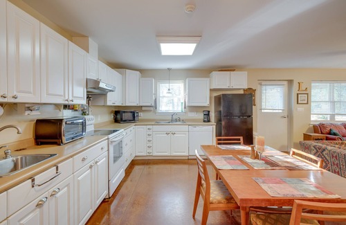 Centre Apartment | Charming Weiss Lake Apartment w/Boat Slip!