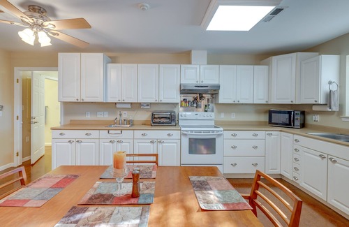 Centre Apartment | Charming Weiss Lake Apartment w/Boat Slip!