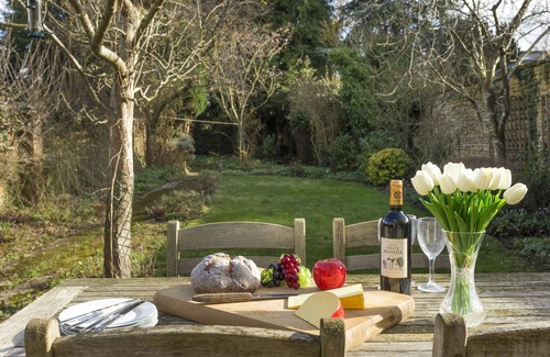 Moreton-in-Marsh Apartment | Charming, well appointed 3 bedroom cottage with a delightful, mature garden