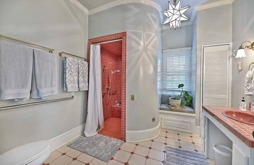 Medford House | Charming Wine Country Carriage House – 2BR/2BA near Jacksonville Peaceful retreat in the heart of Southern Oregon wine country. Private, comfy, and perfect for couples or friends. Close to wineries, trails & historic Jacksonville.