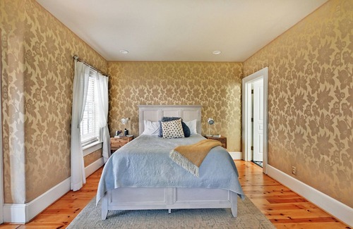 Medford House | Charming Wine Country Carriage House – 2BR/2BA near Jacksonville Peaceful retreat in the heart of Southern Oregon wine country. Private, comfy, and perfect for couples or friends. Close to wineries, trails & historic Jacksonville.