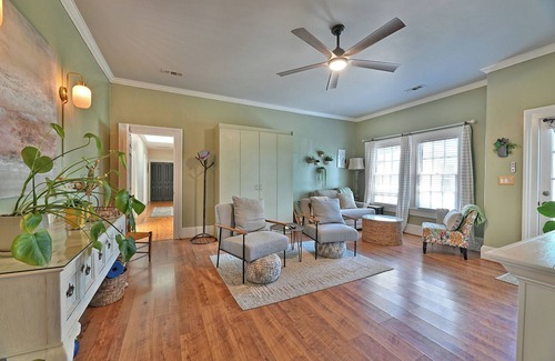 Medford House | Charming Wine Country Carriage House – 2BR/2BA near Jacksonville Peaceful retreat in the heart of Southern Oregon wine country. Private, comfy, and perfect for couples or friends. Close to wineries, trails & historic Jacksonville.