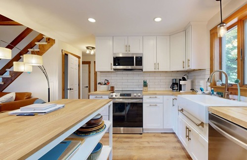Harrison House | Charming Woodland Retreat with Stunning Mountain Views and Game Room