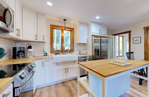 Harrison House | Charming Woodland Retreat with Stunning Mountain Views and Game Room
