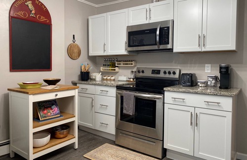Mill River Apartment | Charming Wooster Square flat - Walk to Pizza & Yale! - FREE Parking & Laundry