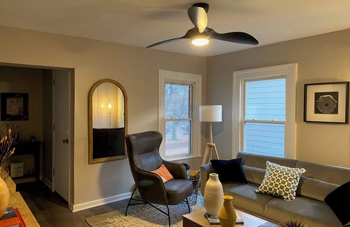 Mill River Apartment | Charming Wooster Square flat - Walk to Pizza & Yale! - FREE Parking & Laundry