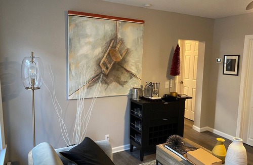 Mill River Apartment | Charming Wooster Square flat - Walk to Pizza & Yale! - FREE Parking & Laundry