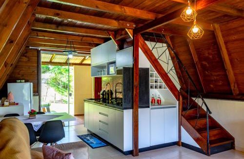 Sao Pedro de Alcantara Ski Chalet | Charmoso chale no campo com vista para a natureza