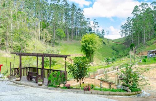 Sao Pedro de Alcantara Ski Chalet | Charmoso chale no campo com vista para a natureza