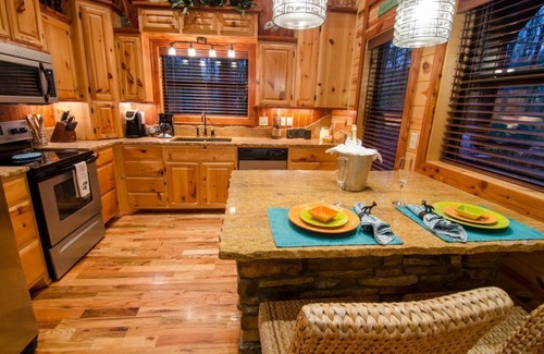Broken Bow Cabin | Chasing Fireflies is a perfect couple cabin-KING. Pool Table, Hot Tub, Jacuzzi