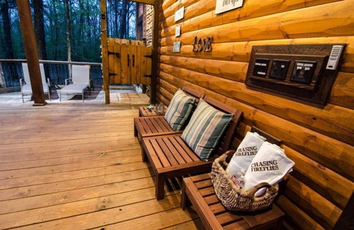 Broken Bow Cabin | Chasing Fireflies is a perfect couple cabin-KING. Pool Table, Hot Tub, Jacuzzi