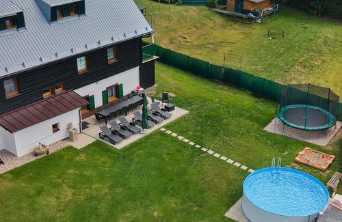 Sediviny Cabin | Chata Markétka je situována ve vesničce Šediviny, cca 3 km od střediska Deštné.