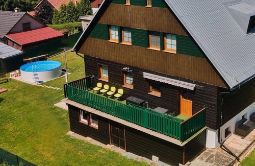 Sediviny Cabin | Chata Markétka je situována ve vesničce Šediviny, cca 3 km od střediska Deštné.