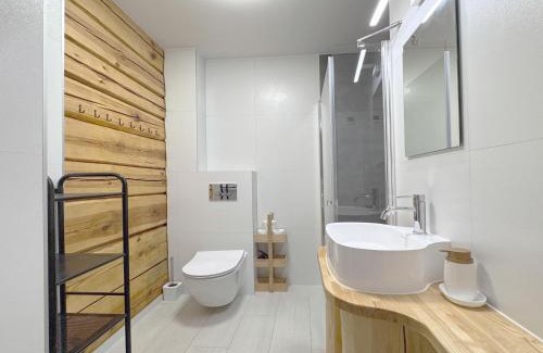 Ustrzyki Dolne Cabin | Chata Wilka - całoroczny dom z bali na wyłączność z 3 sypialniami