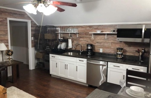 Vance Jackson House | Chateau Home Apartment/private entrance