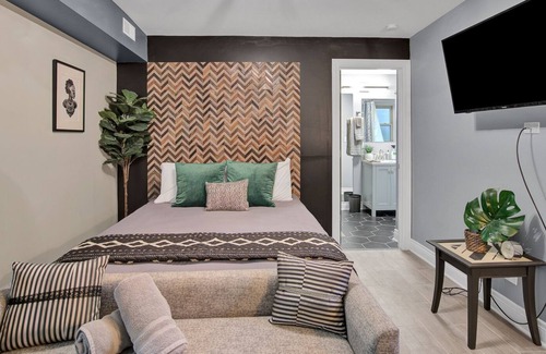 Bronzeville Condo | Chateau Noir - Eclectic 2 BR / 2 BA Condo in the ♥️ of Bronzeville