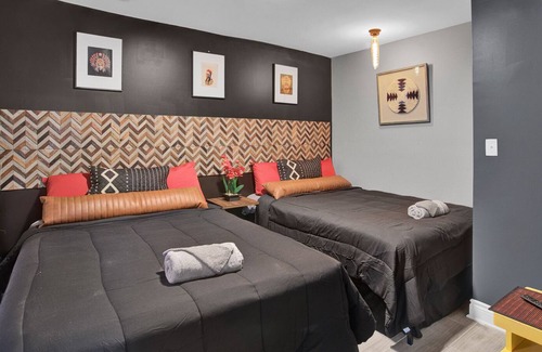 Bronzeville Condo | Chateau Noir - Eclectic 2 BR / 2 BA Condo in the ♥️ of Bronzeville
