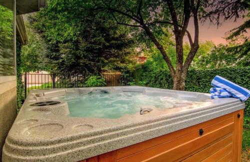 Snowbird House | Chateau Woodlands in Salt Lake with Guesthouse and Hot Tub