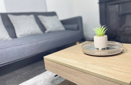 Chatham House | Chatham cosy 3 bedroom with free WiFi & parking