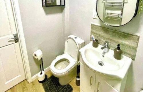 Chatham House | Chatham Home - Sleeps 6 - Close to Station - Wifi