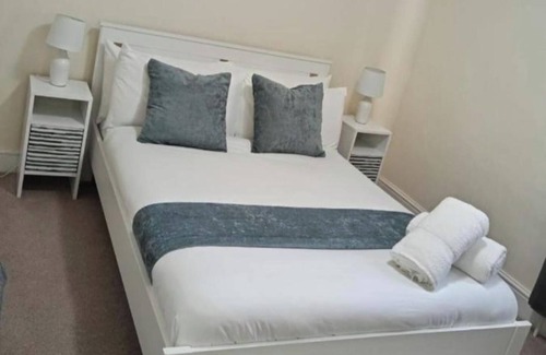 Chatham House | Chatham Home - Sleeps 6 - Close to Station - Wifi