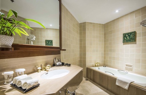Kandawgyi Lake Area Hotel | Chatrium Hotel Royal Lake Yangon