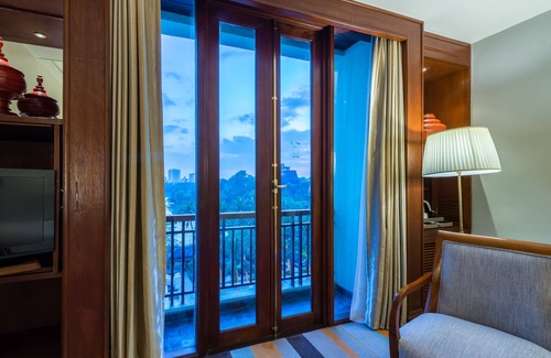 Kandawgyi Lake Area Hotel | Chatrium Hotel Royal Lake Yangon