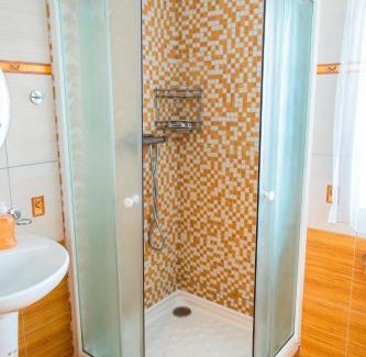 Tyn nad Vltavou Apartment | Chaty Koloděje-ubytování u řeky v soukromém areálu-Yellow