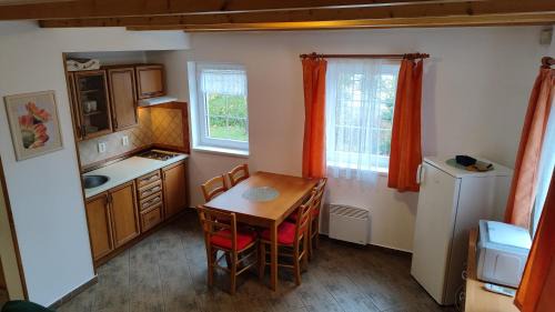 Tyn nad Vltavou Apartment | Chaty Koloděje-ubytování u řeky v soukromém areálu-Yellow