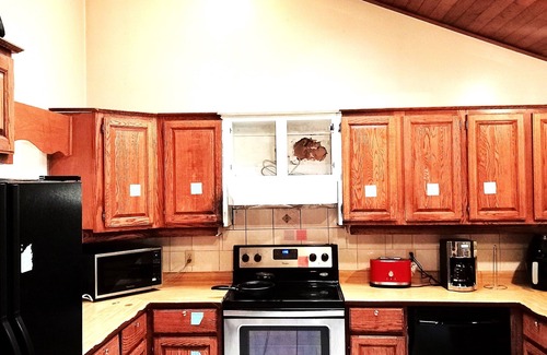 Fleetwood House | Cheap n Cozy Room in Surrey- Year End Sale