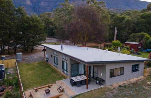 Halls Gap House | Cheeky Emu Spacious Family Accommodation Halls Gap