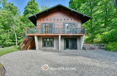 Sainte-Agathe-des-Monts Ski Chalet | Cheerfull 3-bedrooms chalet with indoor fireplace