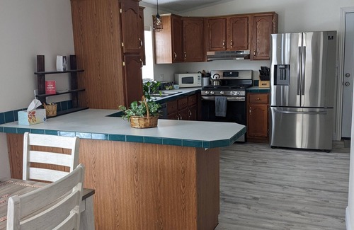 Sheridan House | Cheerful 2 bedroom 2 bath home in Sheridan.