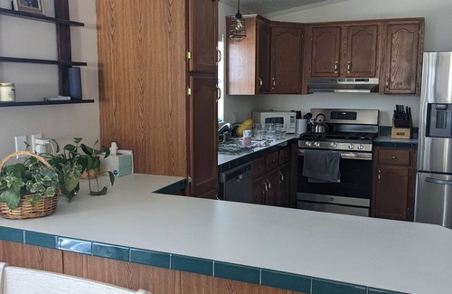 Sheridan House | Cheerful 2 bedroom 2 bath home in Sheridan.